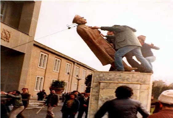 امپریالیسم آمریکایی چیست؟ چرا امام خمینی (ره) از قطع روابط ایران و امریکا استقبال کرد؟