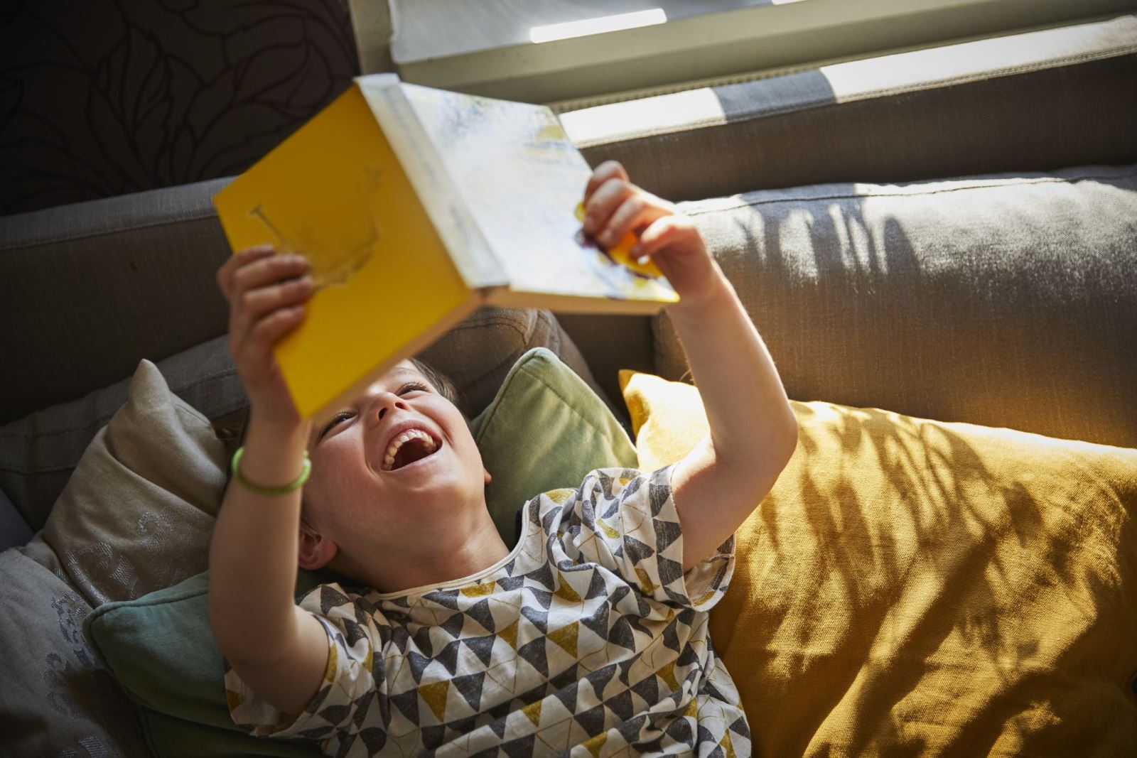 ۱۰ رفتار والدین که کودکان را از کتاب خوانی متنفر می کند