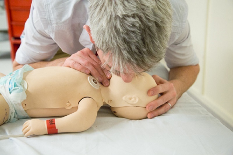 راهنمای گام به گام احیای قلبی ـ ریوی (سی پی آر) نوزاد