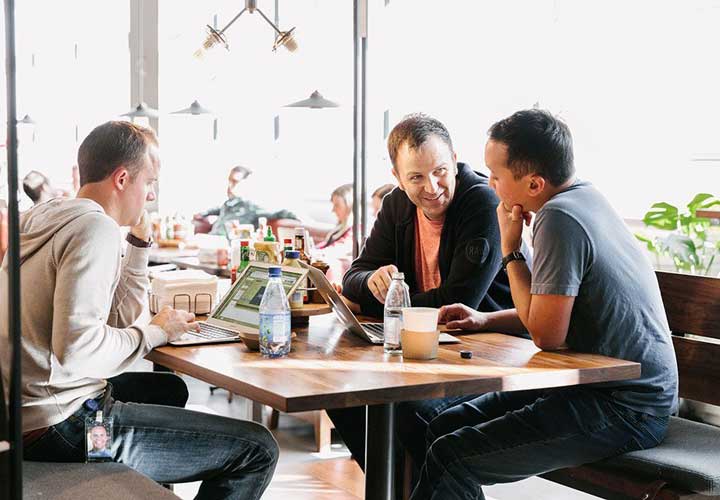 ۴ روش برای کنار گذاشتن کمرویی در صحبت کردن ۴ روش برای کنار گذاشتن کمرویی در صحبت کردن