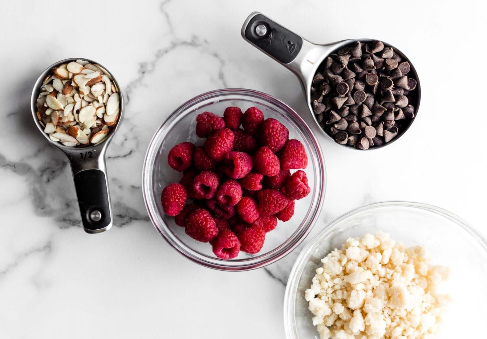 طرز تهیه کیک شکلاتی با روکش میوه ای