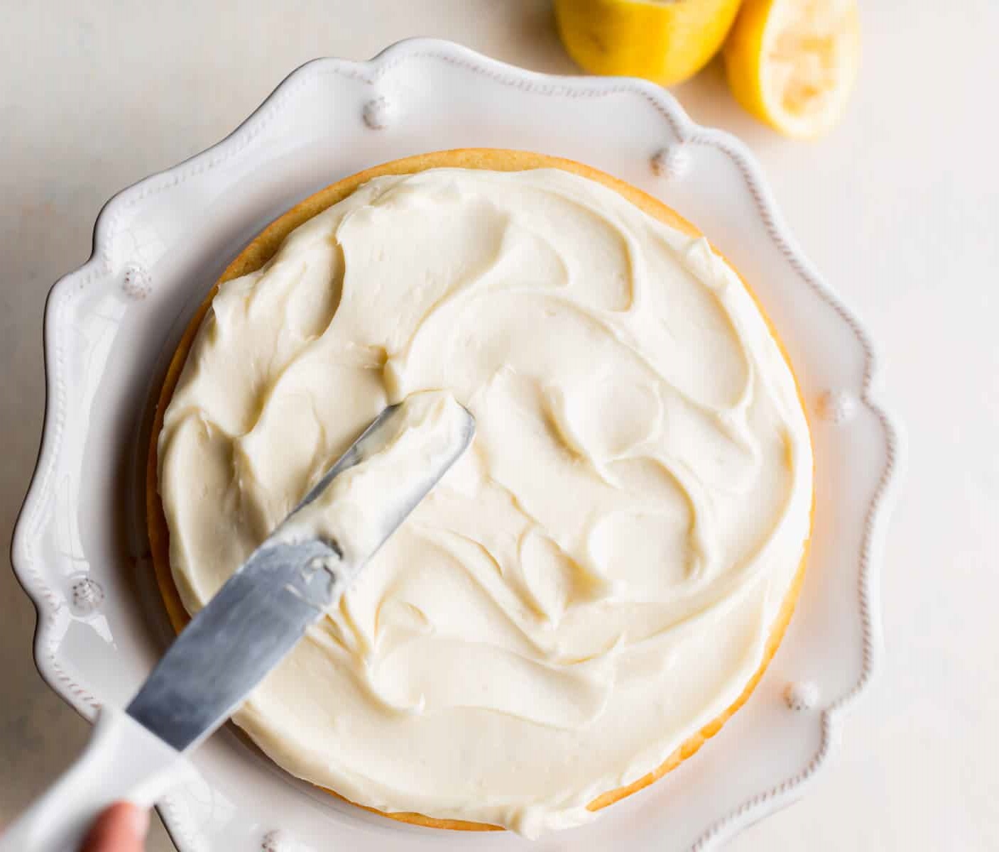 طرز تهیه کیک چند لایه لیمو با فراستینگ پنیر خامه ای