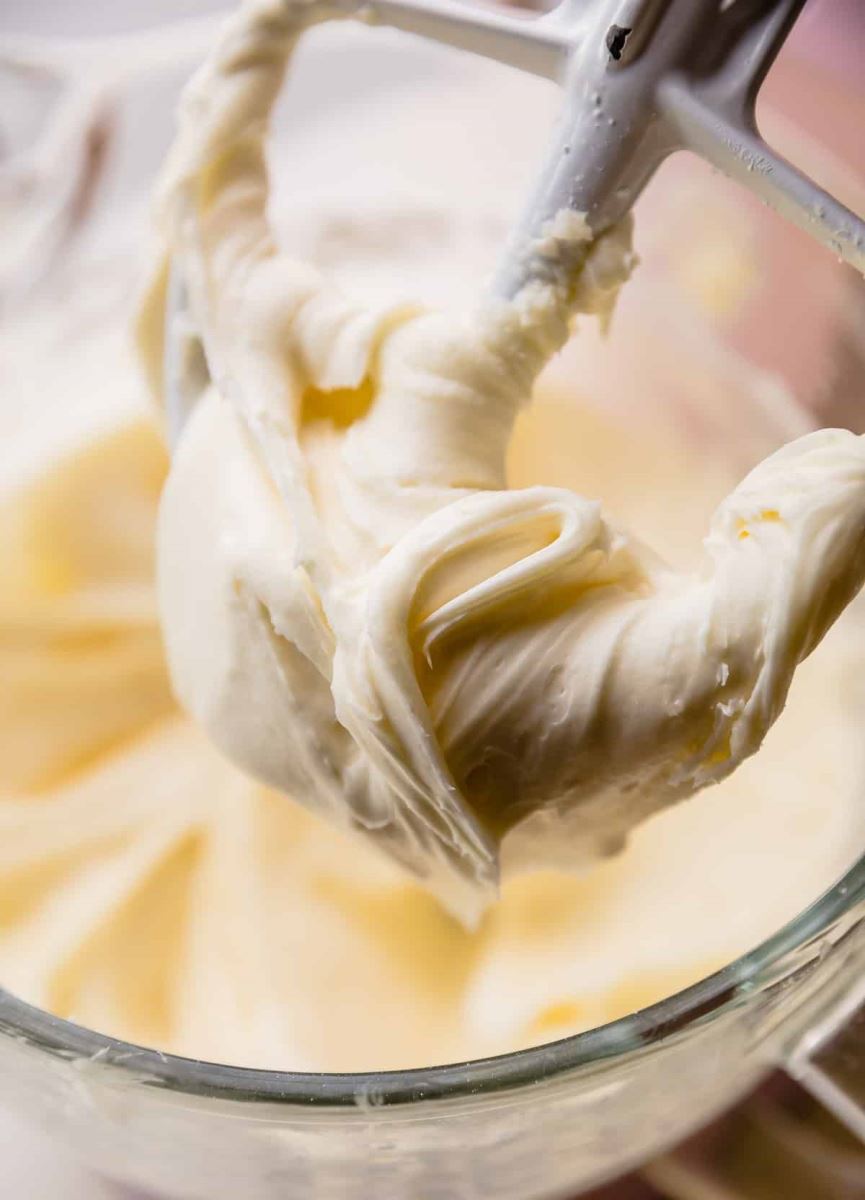 طرز تهیه کیک چند لایه لیمو با فراستینگ پنیر خامه ای