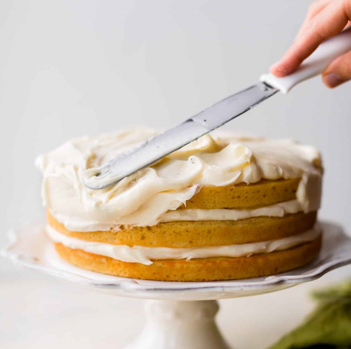 طرز تهیه کیک چند لایه لیمو با فراستینگ پنیر خامه ای