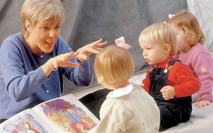 کتابخوانی برای کودکان با ۱۱ ترفندی که آنها را جذب کتاب می‌کند