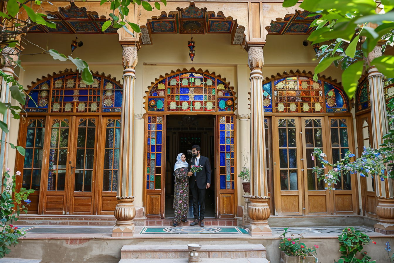 نحوه برخورد صحیح با همسر در جمع چگونه است؟