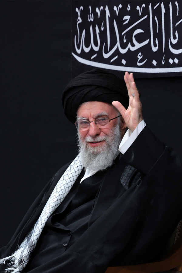 تصاویر عزاداری شب عاشورا در حسینه امام خمینی با حضور مقام معظم رهبری (سری اول)