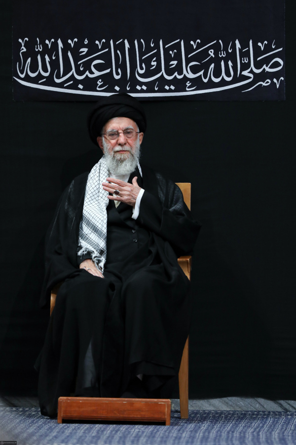 تصاویر عزاداری شب عاشورا در حسینه امام خمینی با حضور مقام معظم رهبری (سری اول)