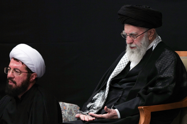 تصاویر عزاداری شب عاشورا در حسینه امام خمینی با حضور مقام معظم رهبری (سری اول)