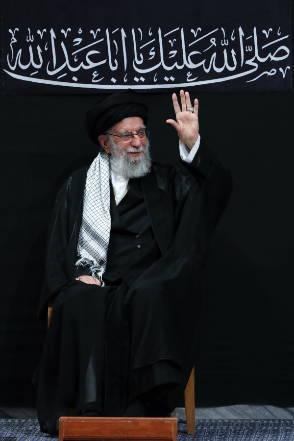 تصاویر عزاداری شب عاشورا در حسینه امام خمینی با حضور مقام معظم رهبری (سری اول)