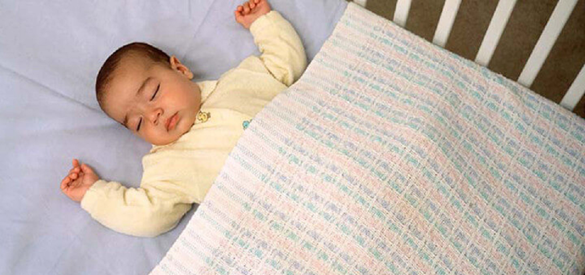 Ребенок не любит спать. Новорожденный ребенок в кроватке. Грудные дети в кроватке. Кроватка для новорожденного.