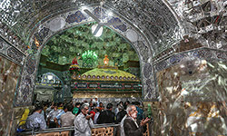 اهتزاز پرچم جدید حرم حضرت معصومه (س) 