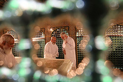 غبارروبی مضجع مطهر حضرت امام رضا (علیه‌السلام) با حضور رهبر انقلاب  