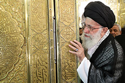 غبارروبی مضجع مطهر حضرت امام رضا (علیه‌السلام) با حضور رهبر انقلاب  