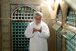 غبارروبی مضجع مطهر حضرت امام رضا (علیه‌السلام) با حضور رهبر انقلاب  