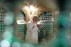 غبارروبی مضجع مطهر حضرت امام رضا (علیه‌السلام) با حضور رهبر انقلاب  