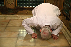 غبارروبی مضجع مطهر حضرت امام رضا (علیه‌السلام) با حضور رهبر انقلاب  