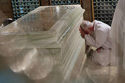 غبارروبی مضجع مطهر حضرت امام رضا (علیه‌السلام) با حضور رهبر انقلاب  