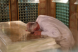 غبارروبی مضجع مطهر حضرت امام رضا (علیه‌السلام) با حضور رهبر انقلاب  