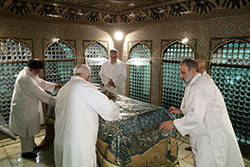 غبارروبی مضجع مطهر حضرت امام رضا (علیه‌السلام) با حضور رهبر انقلاب  