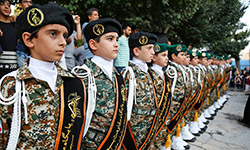 زیر سایه خورشید ‎ 