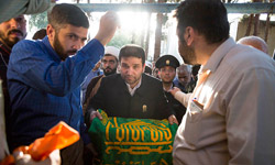 زیر سایه خورشید ‎ 