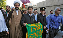 زیر سایه خورشید ‎ 