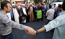 زیر سایه خورشید ‎ 