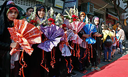 زیر سایه خورشید ‎ 