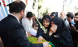 زیر سایه خورشید ‎ 