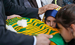 زیر سایه خورشید ‎ 