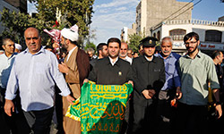 زیر سایه خورشید ‎ 