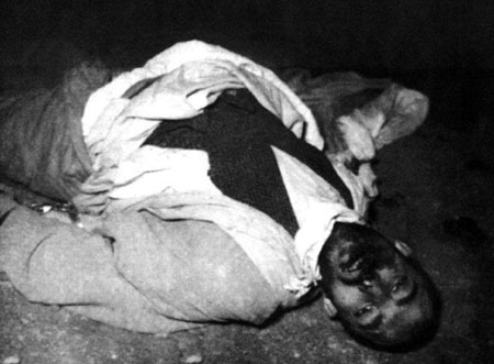 ایستاده با چشمان باز