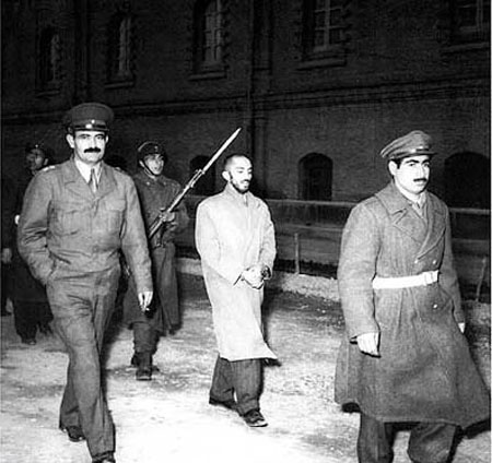 ایستاده با چشمان باز