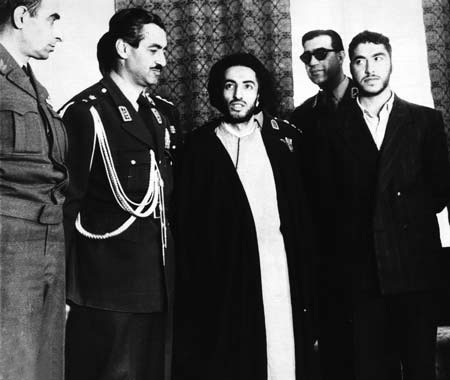 ایستاده با چشمان باز