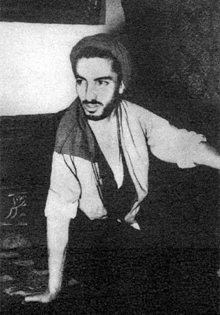 ایستاده با چشمان باز