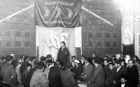 ایستاده با چشمان باز