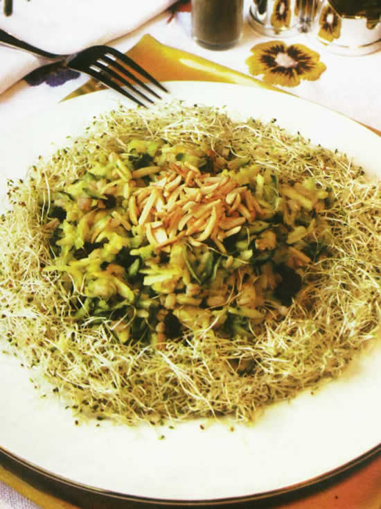 سالاد جوانه با سيب و بادام