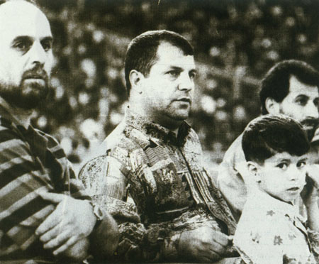 رنگ قرمز روي نيمکت 