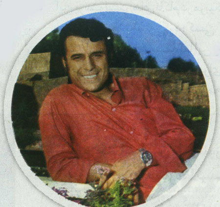 رنگ قرمز روي نيمکت 