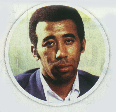 رنگ قرمز روي نيمکت 