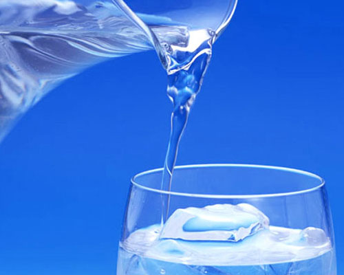 زیاد آب بنوشید ولی نه آب یخ