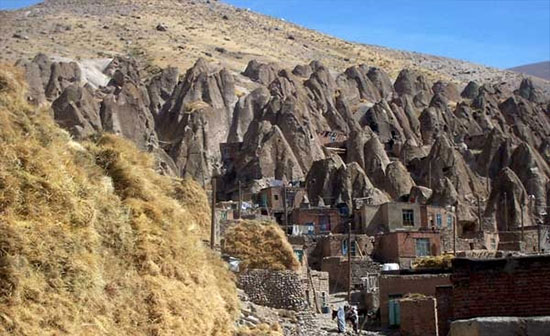در آغوش سنگ ها