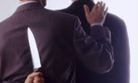از پشت، خنجر زد