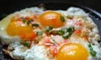 بیض مقلی مع الباذنجان (نیمرو با بادنجان)