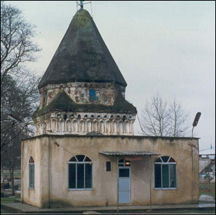 بررسی جلوه های معماری و هنرهای تزیینی 