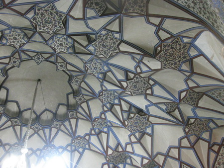 بررسی هماهنگی معماری و نیارش در بقعه درب امام اصفهان