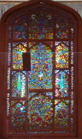 بررسی پنجره‌ی گچبری متعلق به بنای امامزادگان درب امام