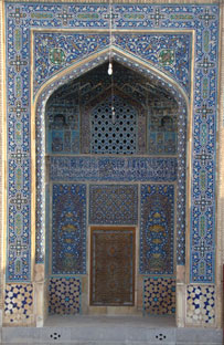 بررسی پنجره‌ی گچبری متعلق به بنای امامزادگان درب امام