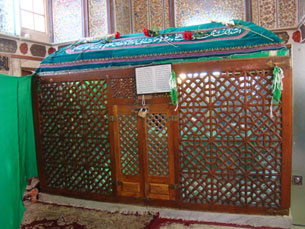 بررسی پنجره‌ی گچبری متعلق به بنای امامزادگان درب امام